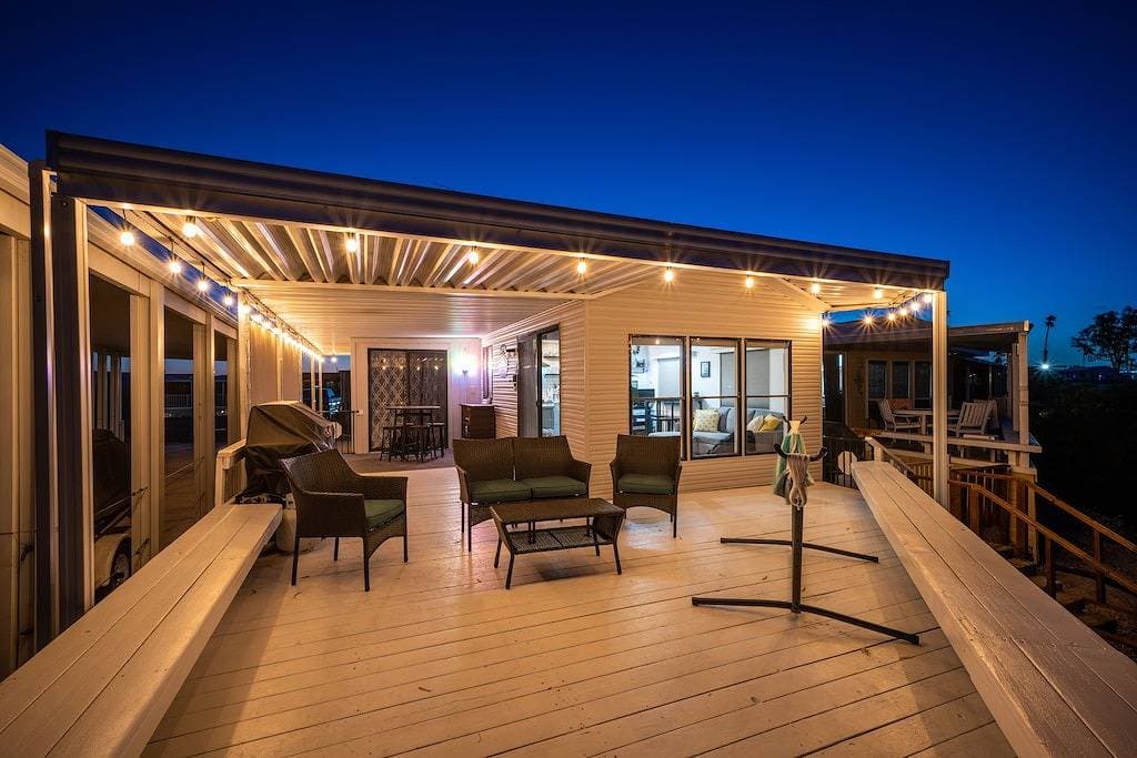 Foto 10 von 49: Waterfront Luxury Tiny Home with Stunning Lake  & Mountain Views!