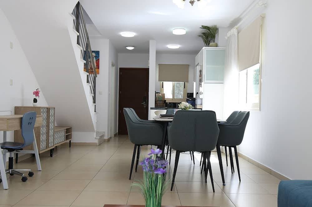 Foto 7 von 30: Elysia park - Charming 2Br Townhome with Pool, Gym, Free parking-Paphos central
