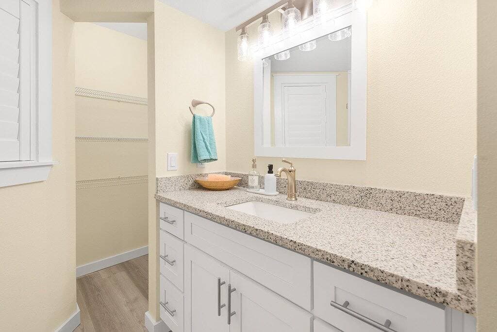 Foto 5 von 22: Sandcastle Condominium Unit 236