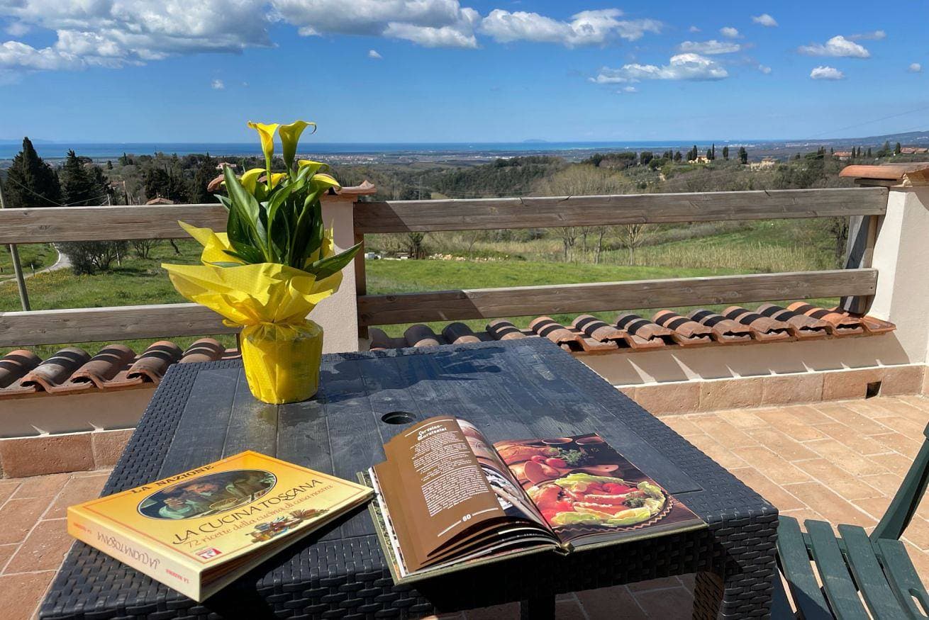 Foto 5 von 46: Podere Morena privater Terrasse mit Meerblick Wohnung Gregor