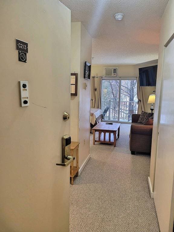 Foto 13 von 16: Kitchen, AC, deck, mountain view, pool, ski shuttle. Lc213 by Lrs