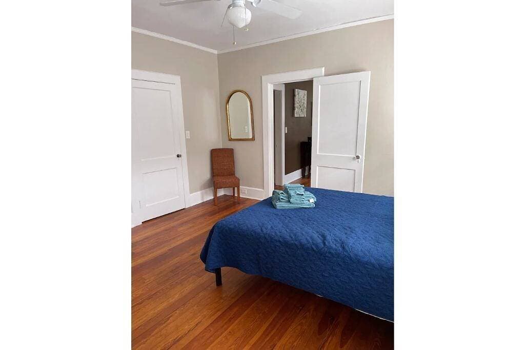 Foto 10 von 17: Spacious Murray Hill Getaway for One or Two