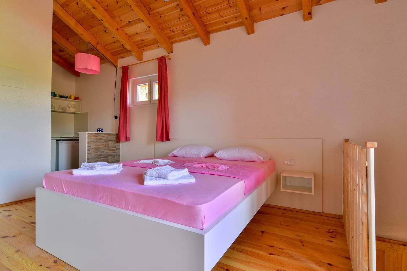 Foto 6 von 21: Standard Double Apartment with Lake View