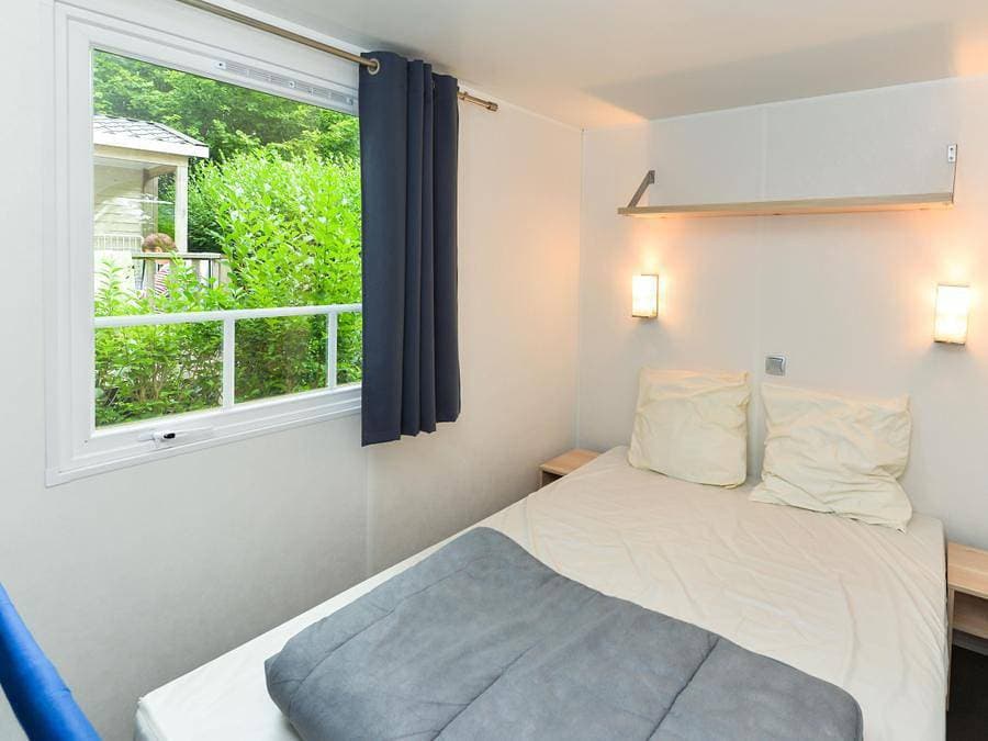Foto 8 von 53: Flower Camping le Kergariou - Mobilheim 4 personen - Mobilheim Lancelot Standard 25m² (2 Zimmer) + halbüberdachte Terrasse 4 Pers.