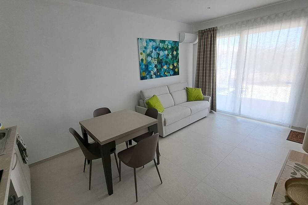 Foto 7 von 19: Beachfront villa with a garden and private parking on the property.
