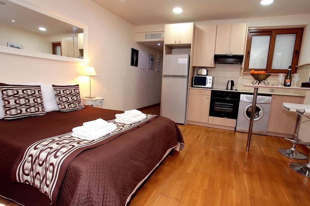 Foto 6 von 30: Ithaki Finikoudes Beach Front Apartment, einer der berühmtesten Strände in Zypern