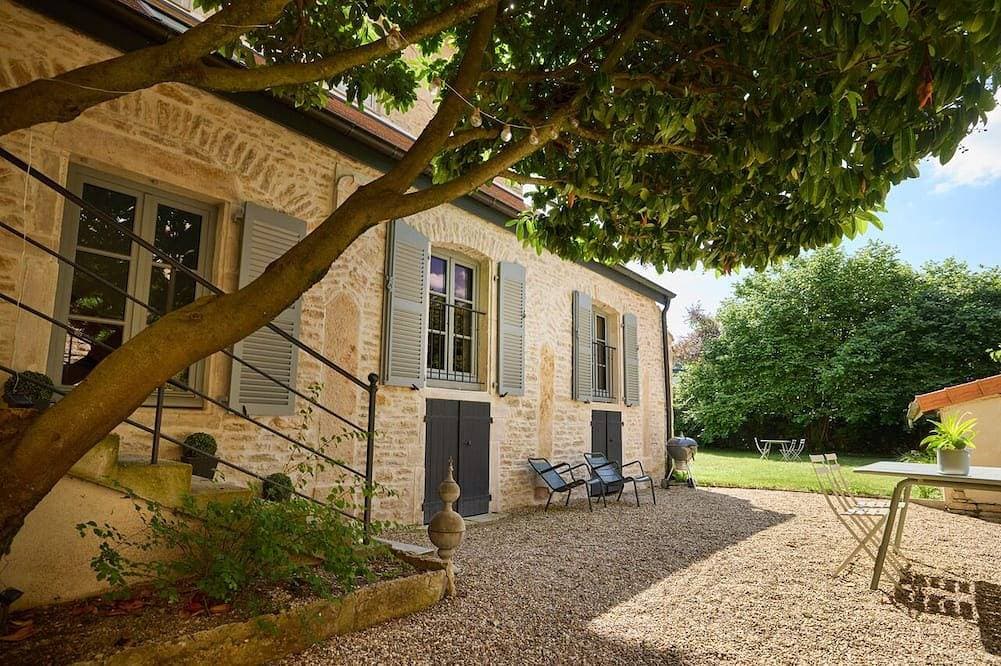 Former convent from the 17th, renovated, private garden, Beaune city center 1