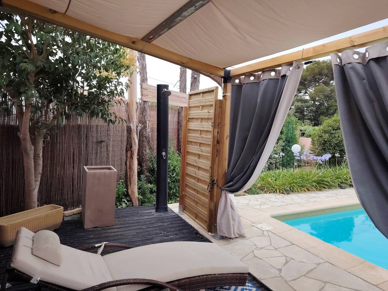 Foto 11 von 39: Appartement 'Ptit Coin De Paradis Plage Peguiere' mit privatem Pool, WLAN und Klimaanlage