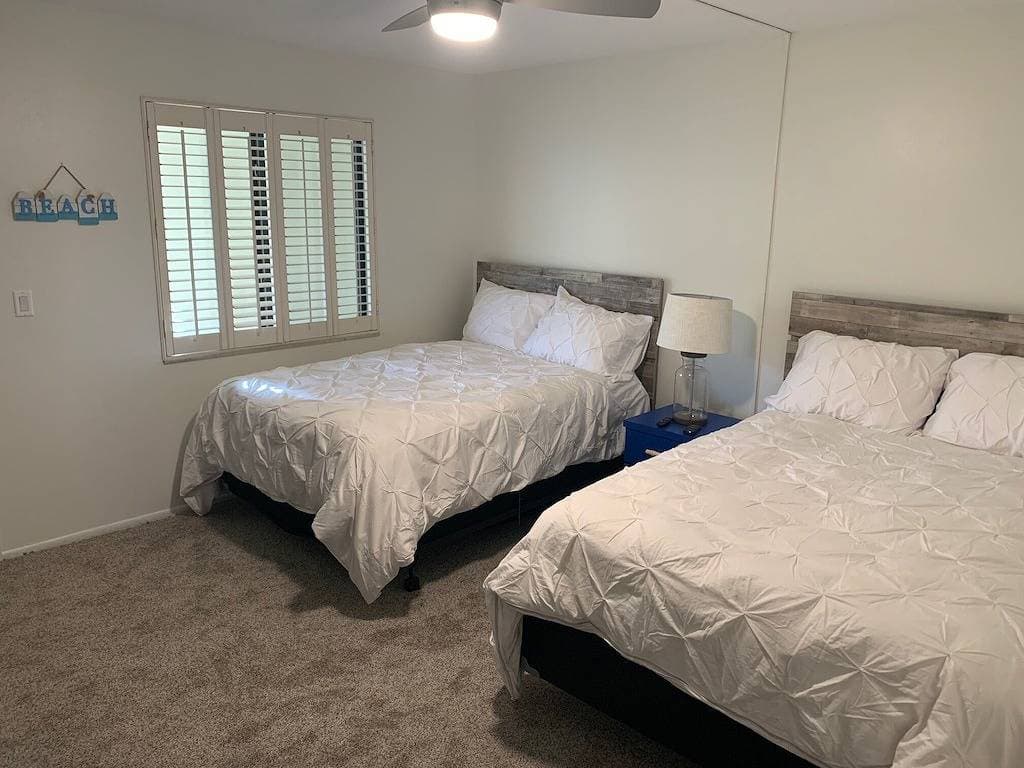 Foto 10 von 24: Modern Décor and Ocean Galore! Newly Renovated Oceanfront Condo sleeps 6