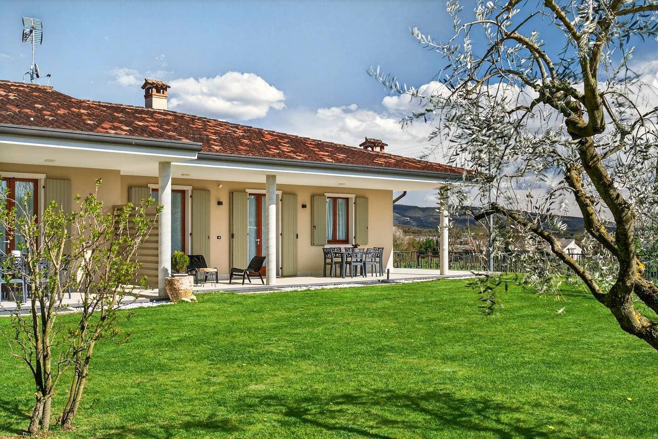 Foto 5 von 42: Regarda - "Villa Ida, Giarole Einheit" mit Stil und Liebe eingerichtet, mit Pool und Klimaanlage