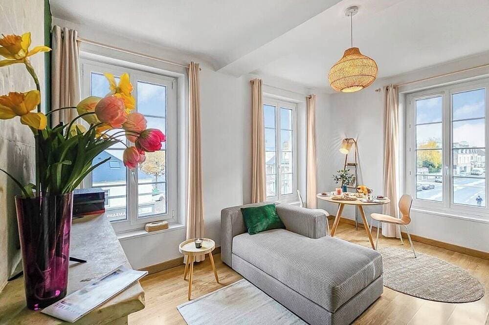 A Cozy, Bright Space, Between the Train Station and Downtown, with a Separate Entrance 1