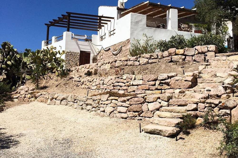 Typisches kleines Haus von San Pietro mit Blick auf die Landschaft und das Meer, ein maurischer Wach... 1