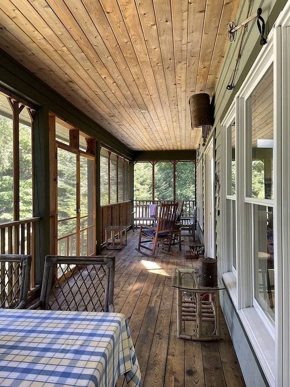 Foto 7 von 32: Lakefront Cottage