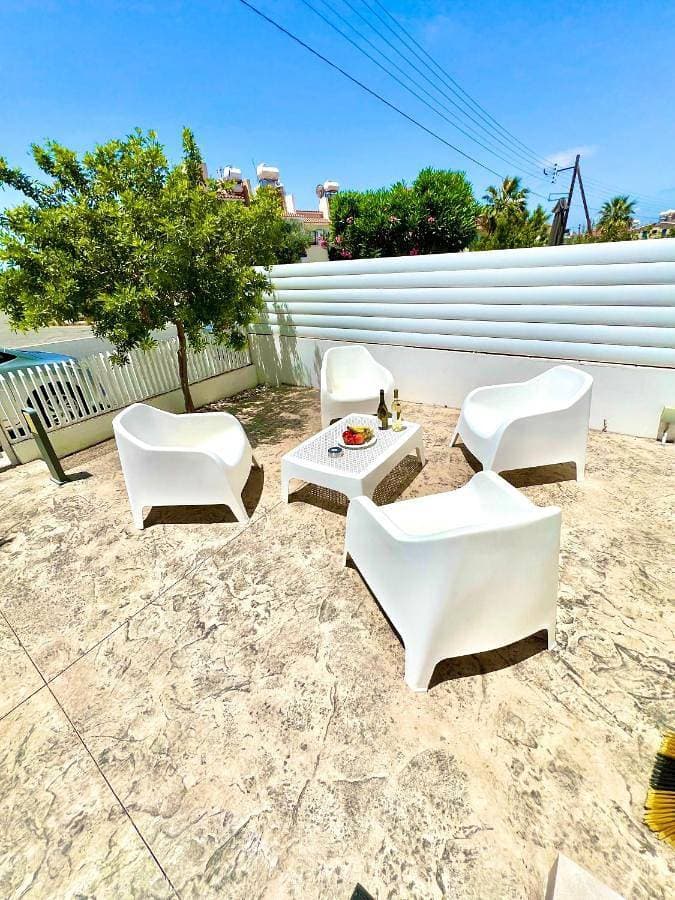 Seaside Escape - Charming Sunlit 2Br Flat 1