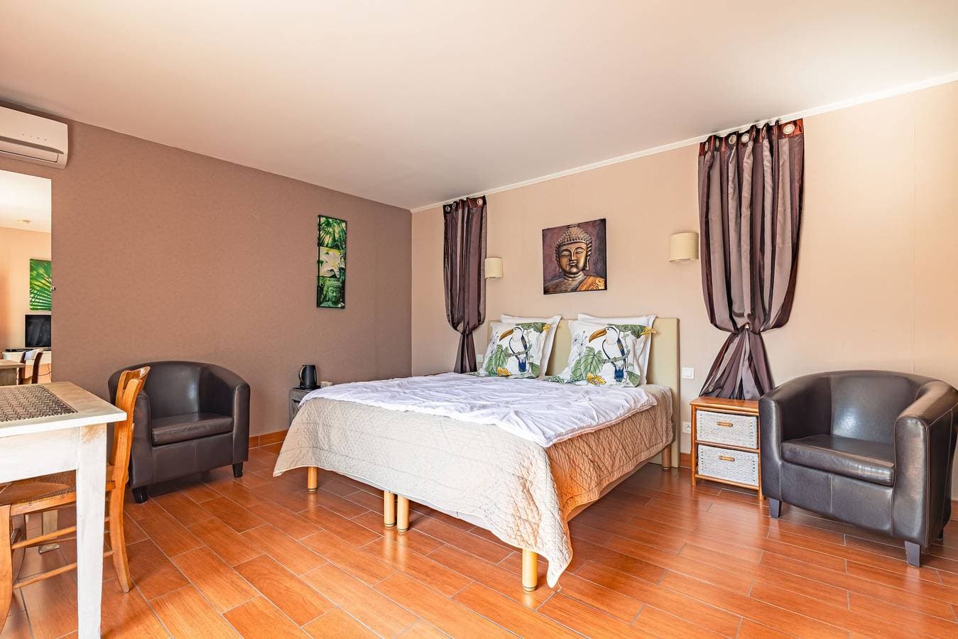 Foto 2 von 22: Gästezimmer „Bali“ mit Gemeinschaftspool, WLAN und Klimaanlage
