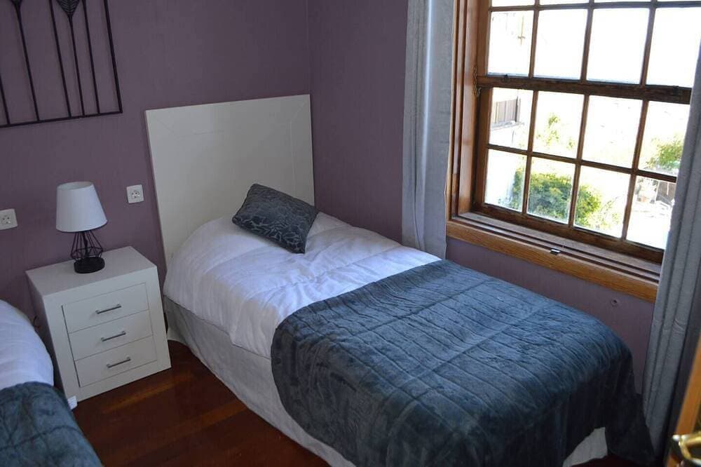 Foto 6 von 30: This twin room has two single beds with a private separate bathroom ( bathroom across the hallway). The view is of the whole garden area and the sea can be seen on clear days.