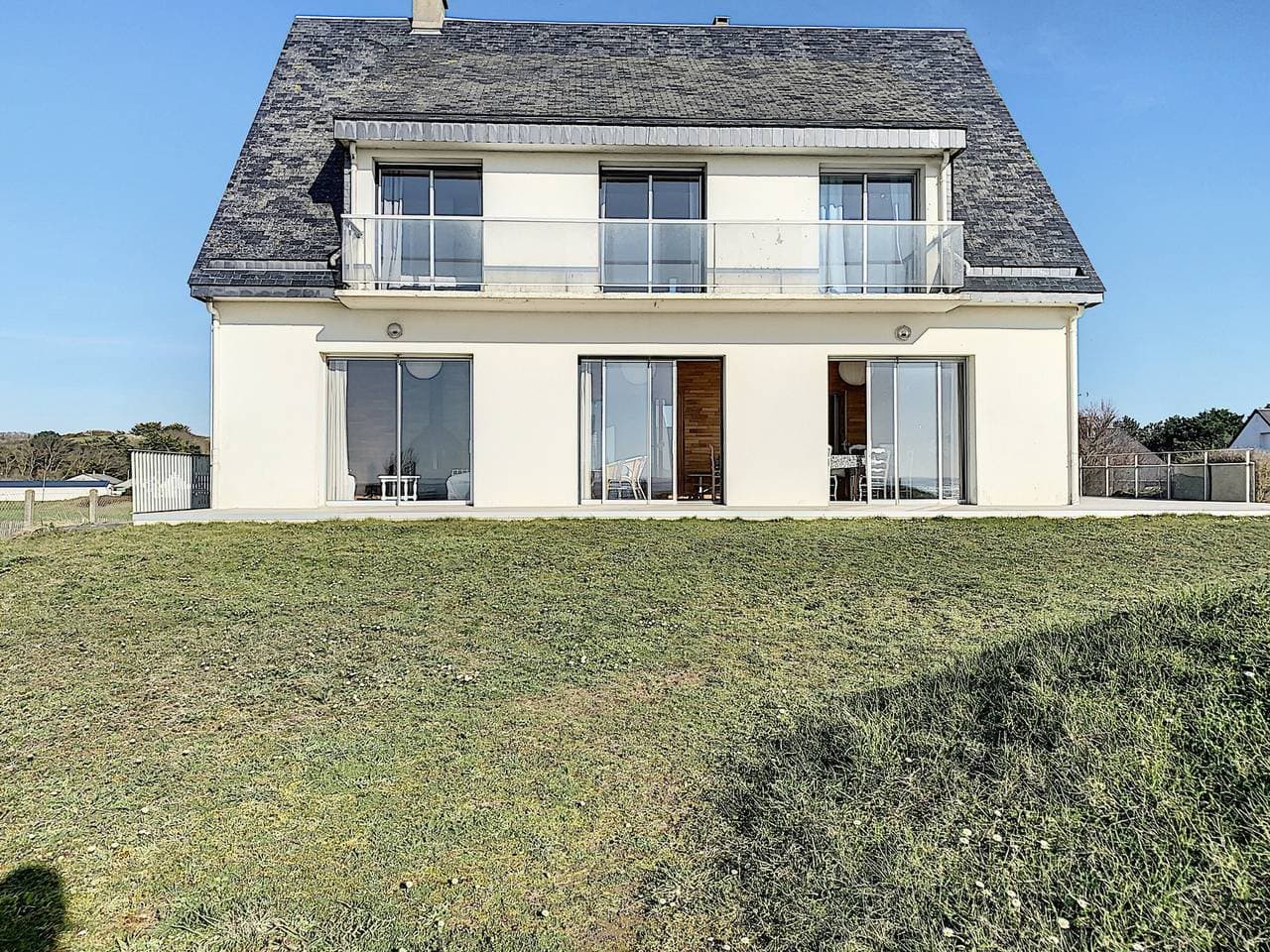 Foto 2 von 23: Villa mit Garten und Strandzugang, Terrasse, 5 Schlafzimmer, 2 Bäder, WLAN, Parkplatz