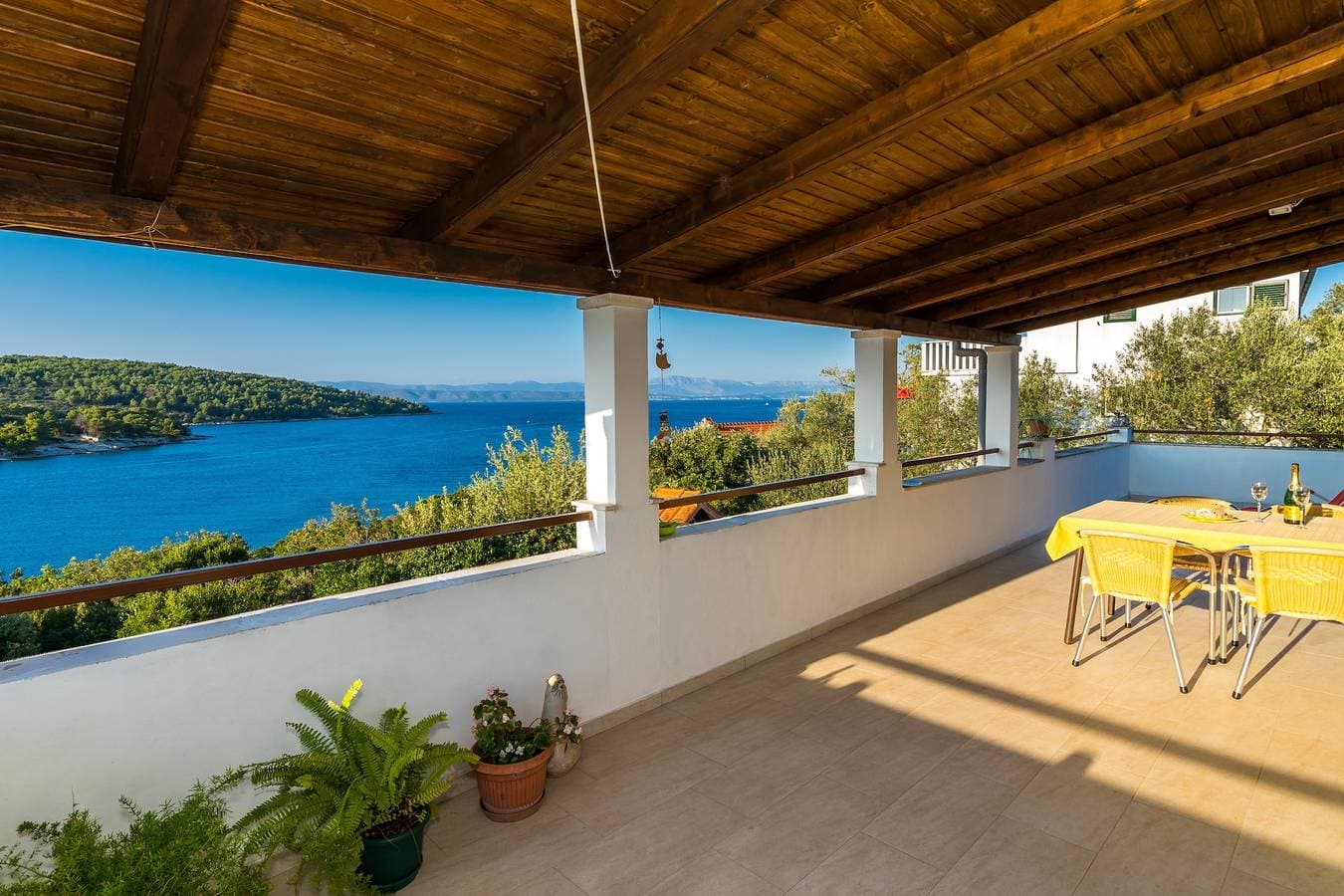 2-Zimmer-Ferienwohnung mit Terrasse und Meerblick Necujam, Solta A-2090-a 1