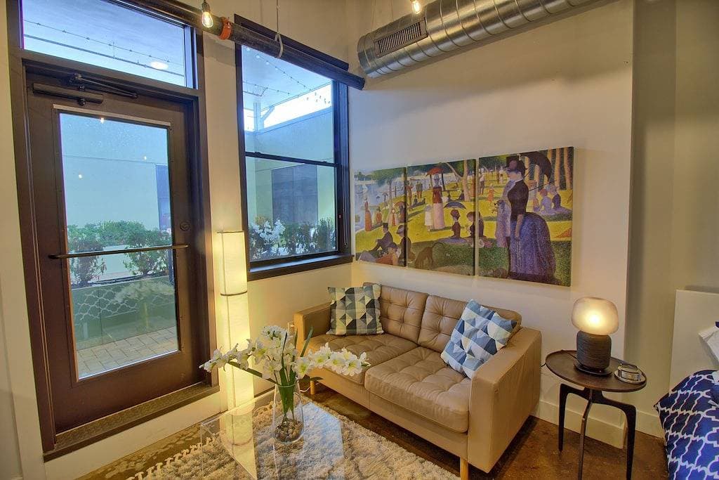 Foto 9 von 17: Chic Ultramodern Minimalist Studio Loft + Patio