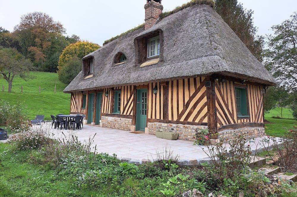 Authentic thatched cottage near Honfleur 1