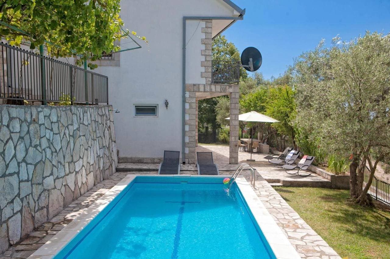 Foto 2 von 5: Villa with Private Pool