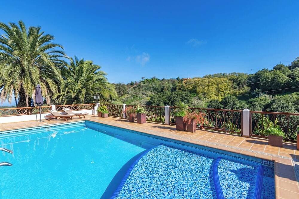 Ferienhaus mit Gemeinschaftspool in Fontanales 1