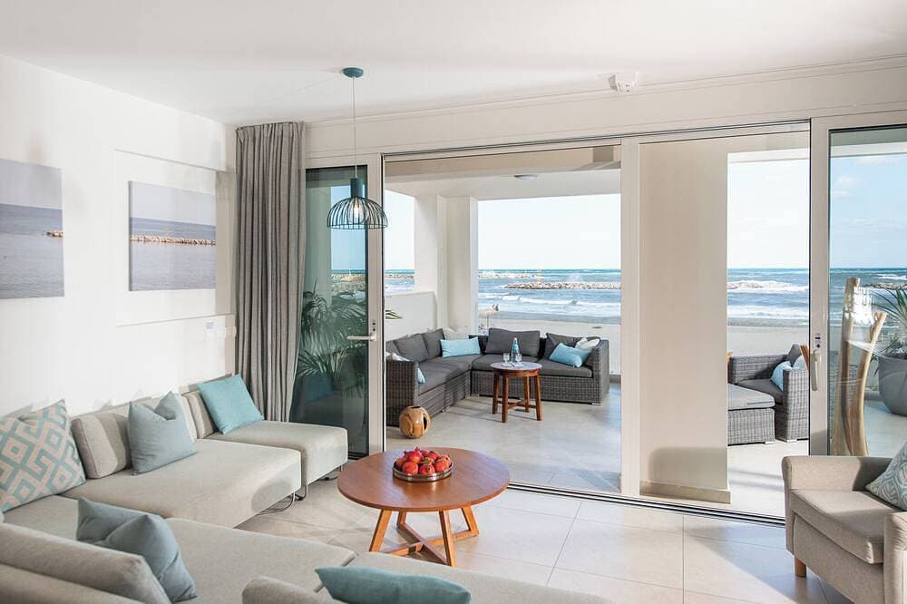 Foto 3 von 30: Celestine, beach front villa with roof top pool and spectacular views.