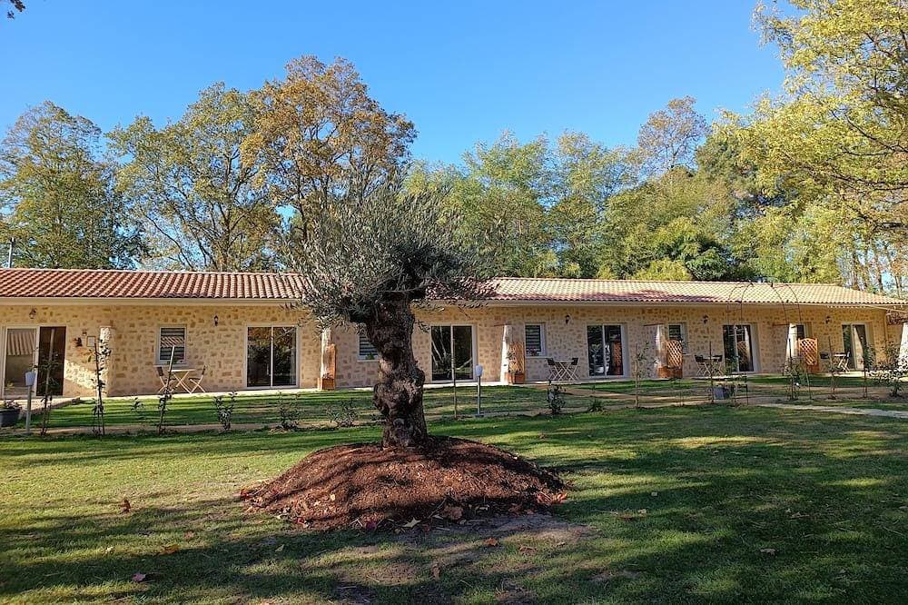 2/4-person gîte with small garden and shared swimming pool 1
