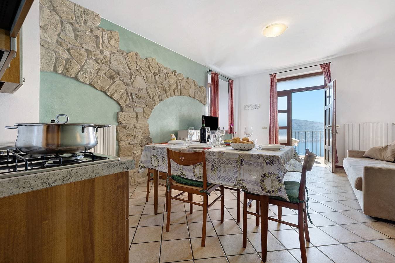 Foto 8 von 34: Ferienwohnung 'Rustico Spagnol 3' mit Seeblick, Pool und WLAN