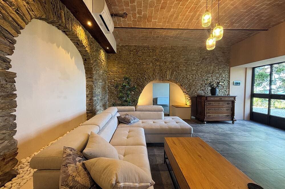 Foto 12 von 30: Relais Portaluna delle Langhe / 7Br, Sleeps 18, AC, Pool, Garden, Vineyard Views