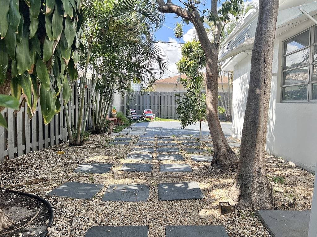 Foto 9 von 24: 2 Bedroom Tropical & Cozy Home Near Beach: Private, Yard, Parking