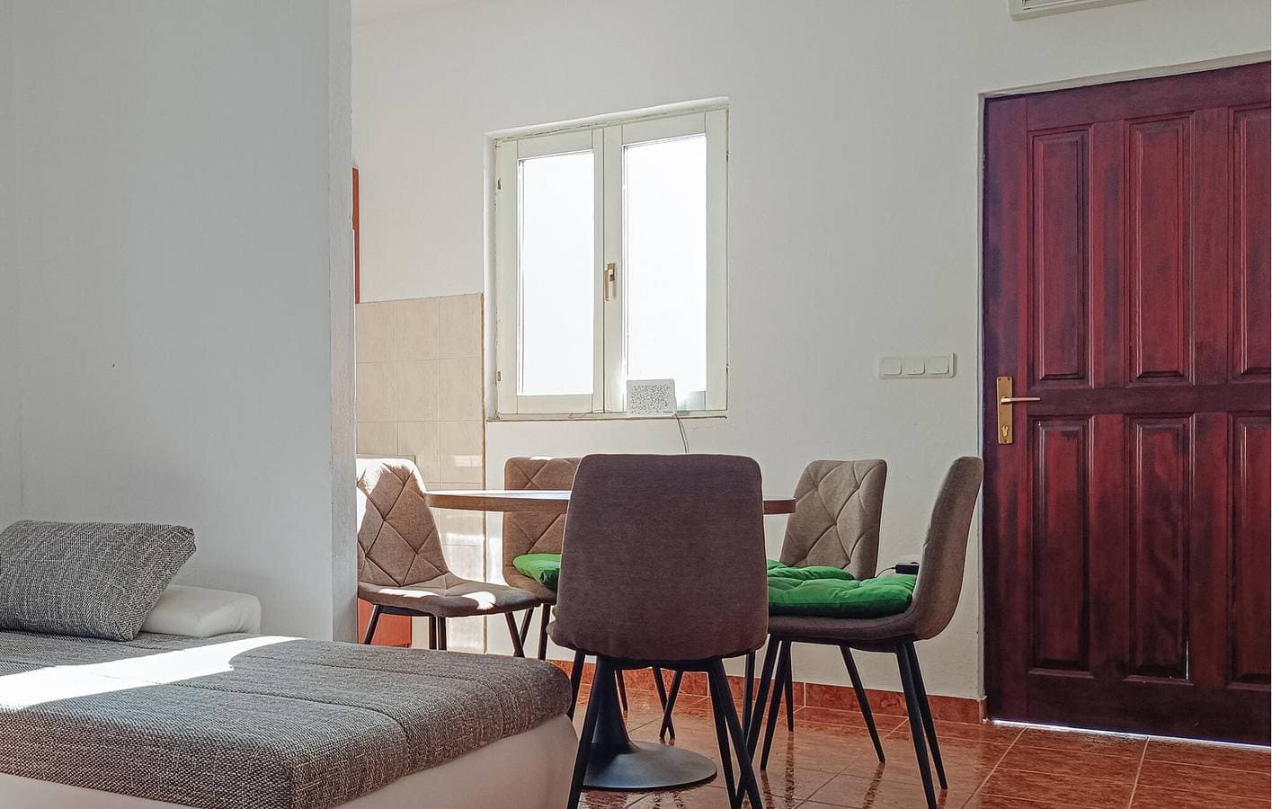 Foto 6 von 27: Gemütliche Ferienwohnung mit Terrasse in der Nähe der Küste und des Stadtzentrums in Donji Karin