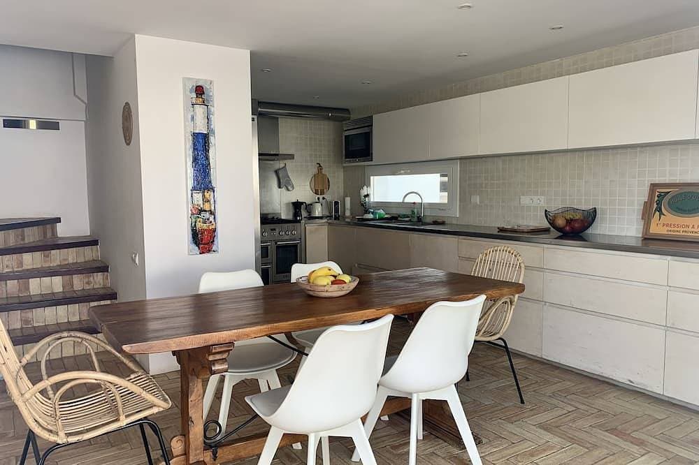 Foto 13 von 26: Villa like an oasis with Mediterranean garden and heated pool in Cadaqués