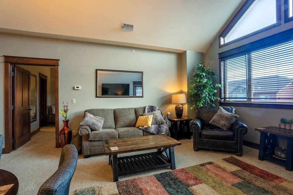 Foto 3 von 18: Luxury Riverstone Condo with Patio and Rooftop BBQ