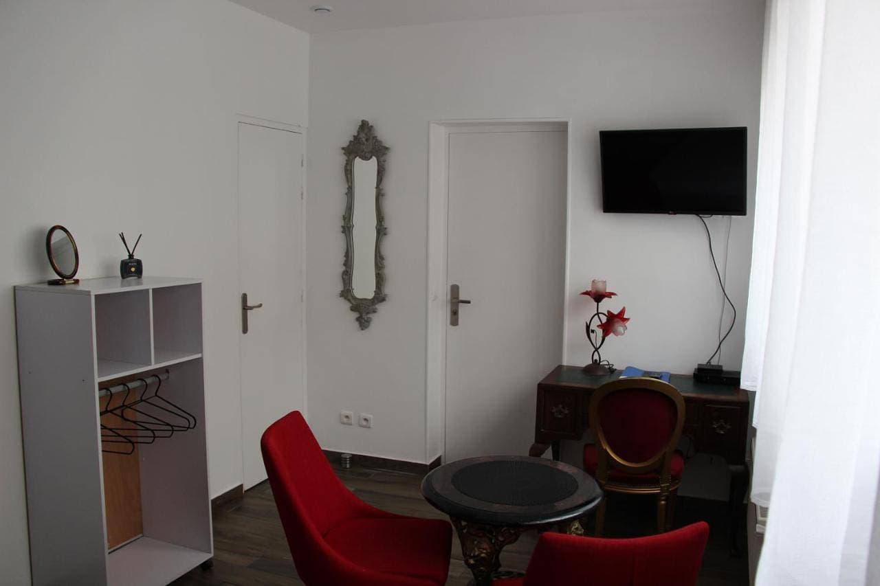 Foto 7 von 11: Twin Room with Private Bathroom