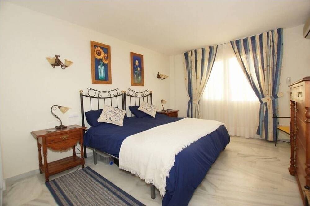 Foto 3 von 29: Marbella 2 Bed 2 Bath Luxury Apartment near Cabopino