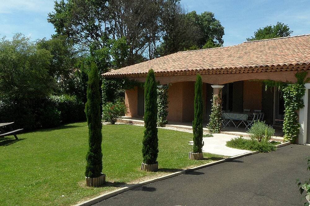 Elegante Villa mit privatem Garten in einer exklusiven Siedlung mit großem Pool 1