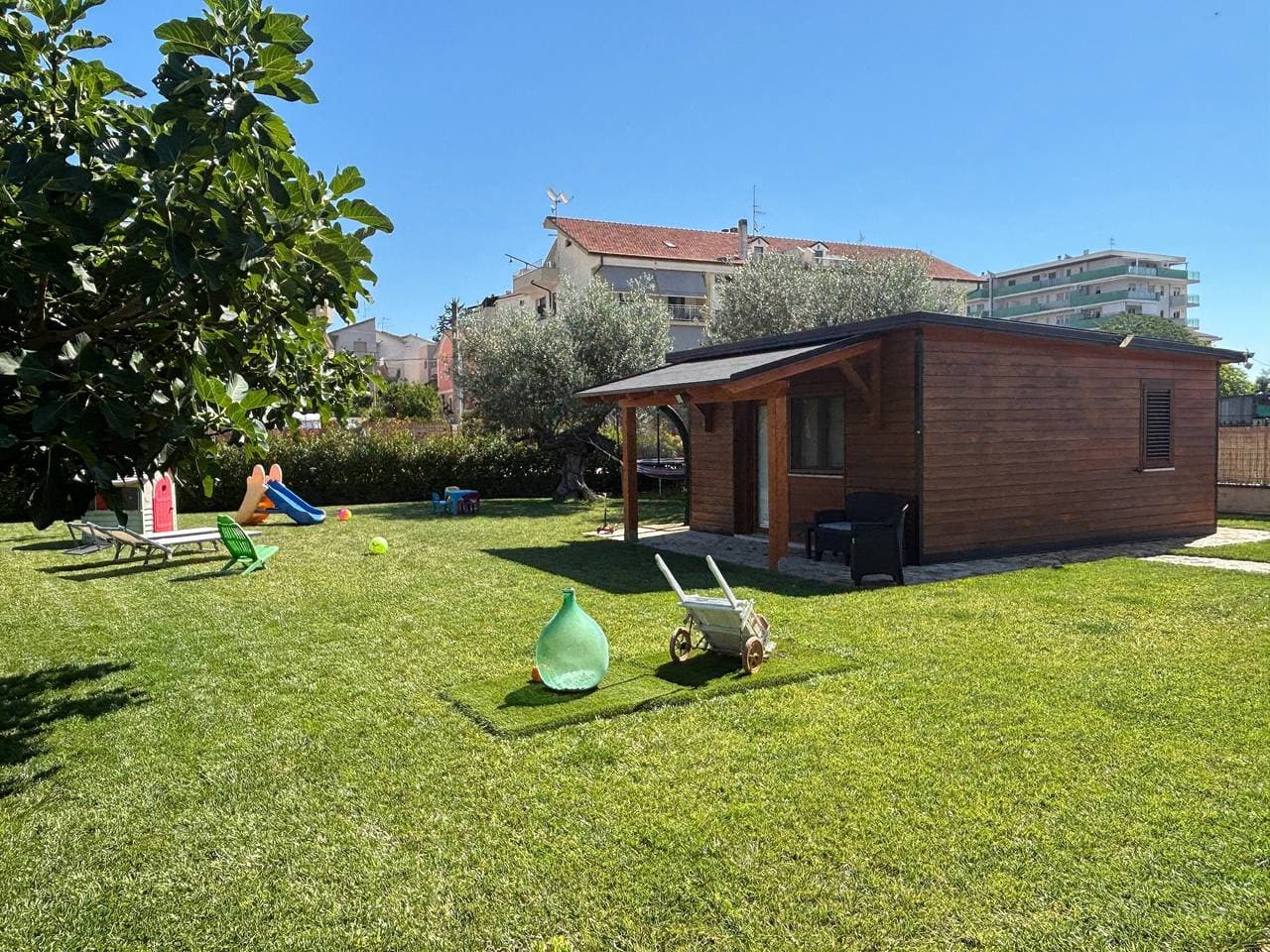 Foto 9 von 33: Die Dependance mit Garten in Pescara – 9 Min zum Meer, WLAN, Klimaanlage, Ev-Ladestation