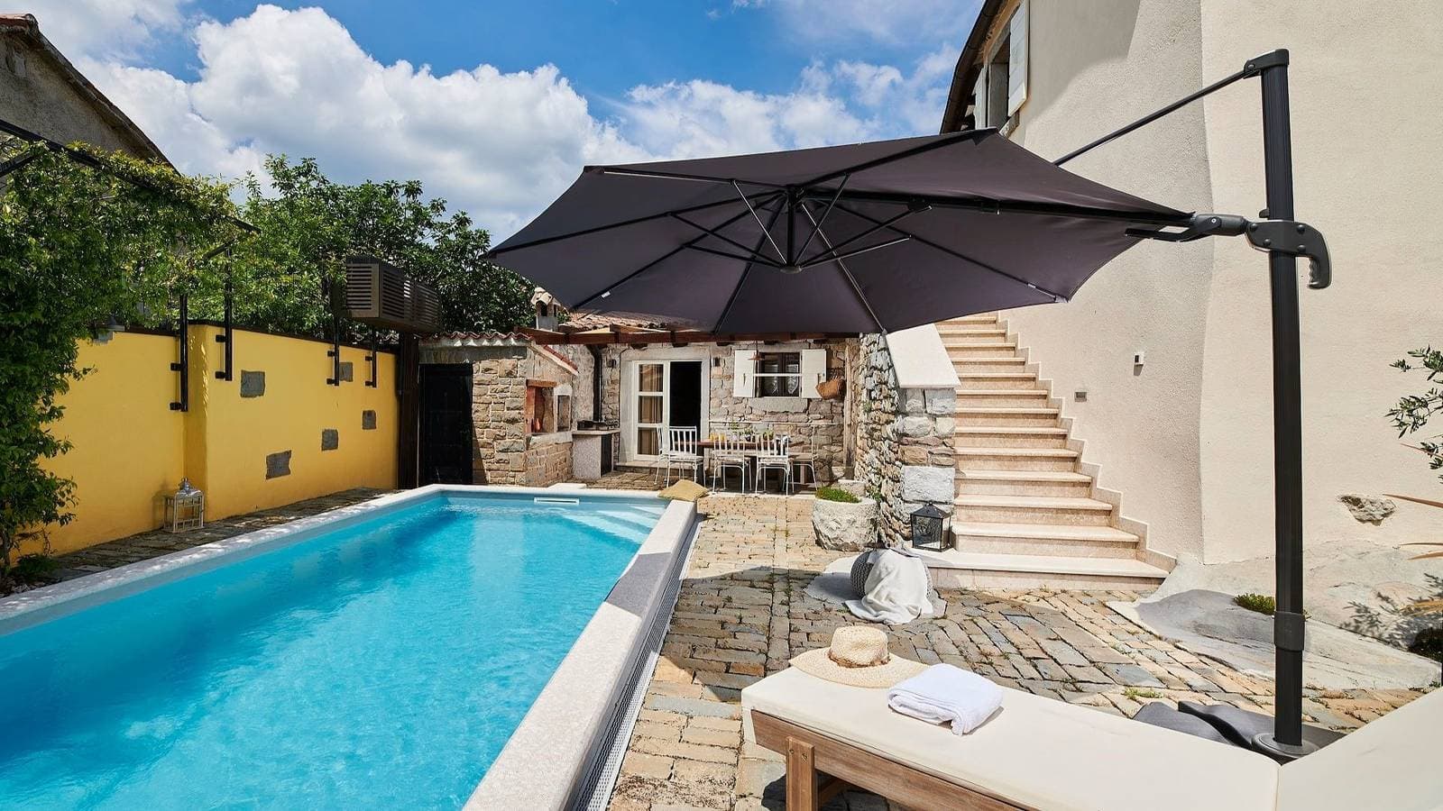 Foto 2 von 38: Ländliche Villa Katarina Gračišće mit Pools und einer Sauna