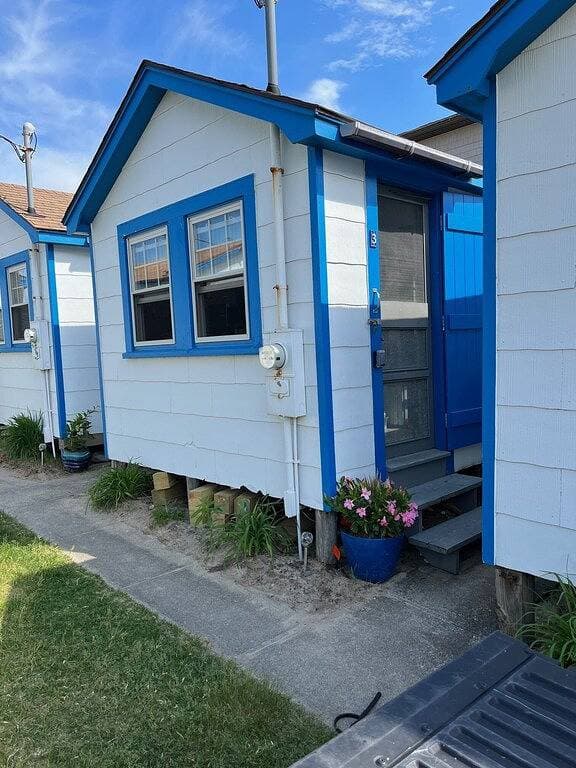 Foto 3 von 30: Tiny home steps from the beach.