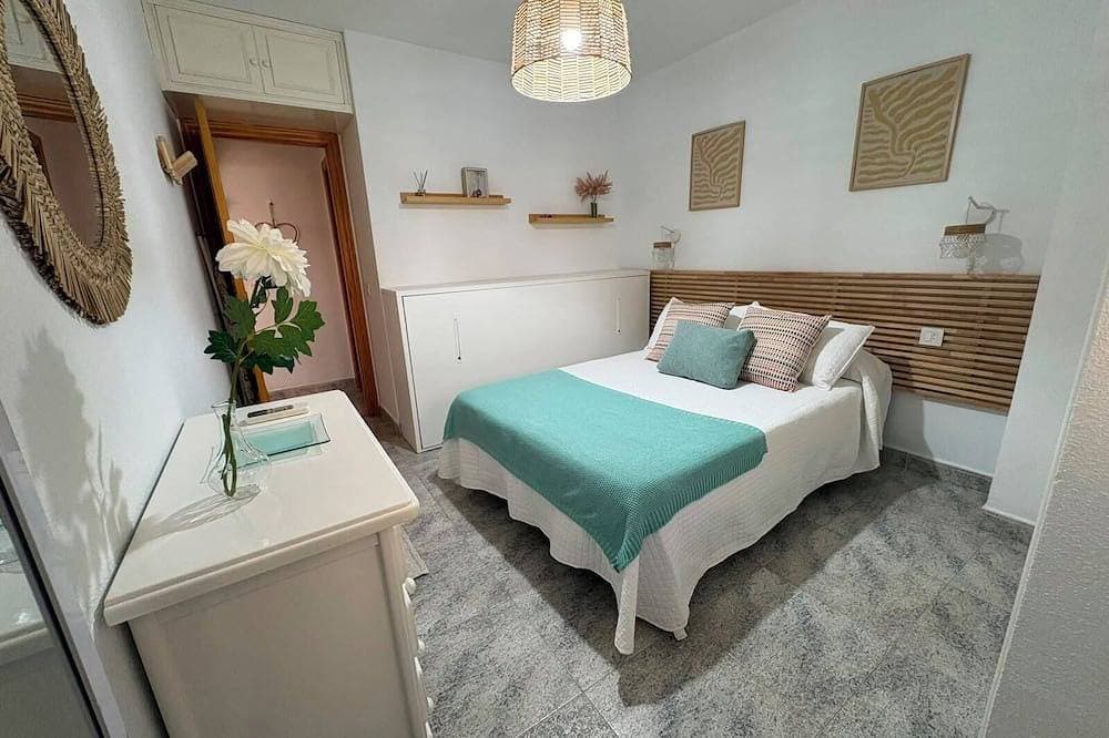 Foto 2 von 25: Playamar Retamar, is in first line of beach, urbanization with swimming pool.