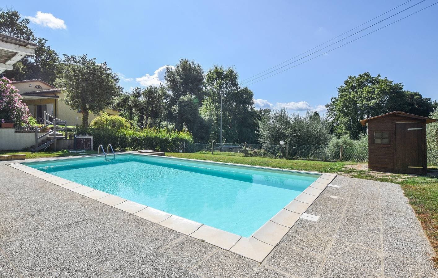 Foto 12 von 34: Monteverdi Apartment: Pool, Garten, Küche und Parkplatz