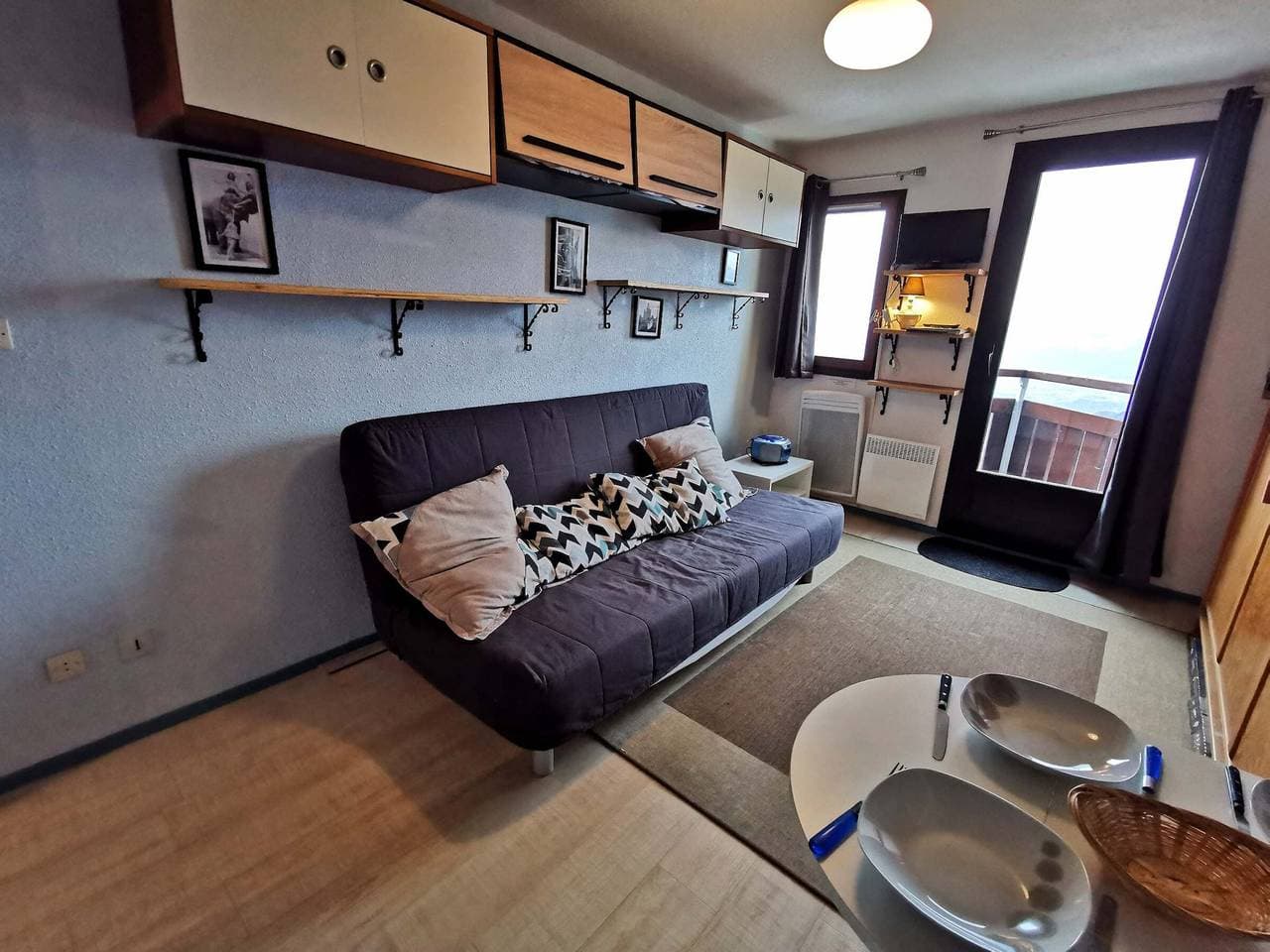 Foto 3 von 11: Renoviertes Studio nahe Zentrum, Balkon und TV