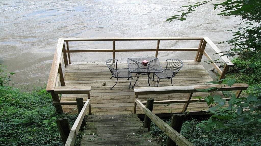 Foto 6 von 15: Rustikale River Cabin, Charming Riverfront, Hottub, 2 Steinkamine, Dock, Ansichten