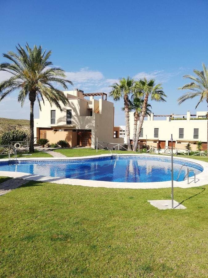 BAJO con JARDÍN PROPIO EN VALLE DEL ESTE GOLF!! 1