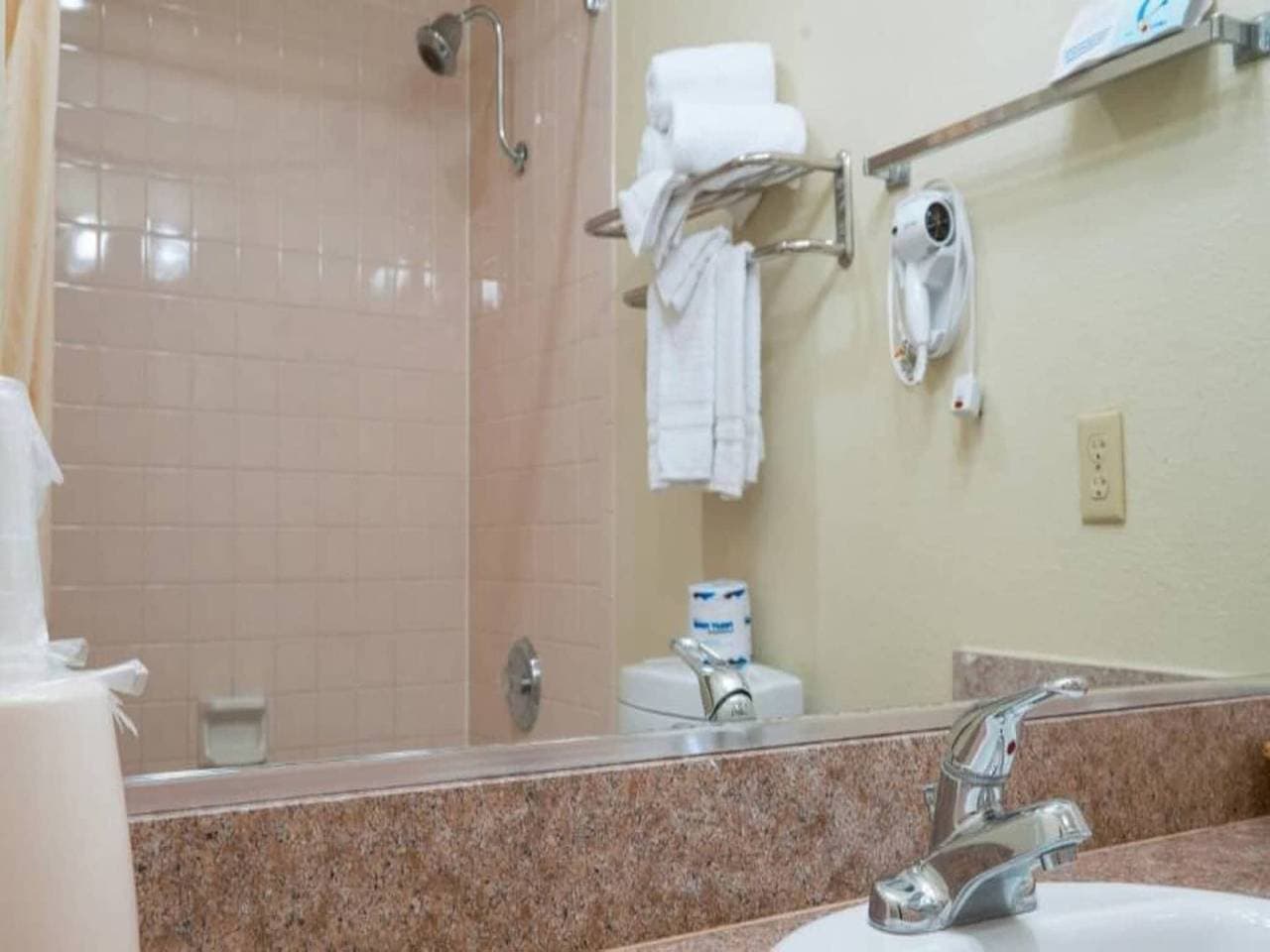 Foto 12 von 29: 1 Kingsize-Bett | Mobiler Zugang Badewanne Nsmk Kühlschrank