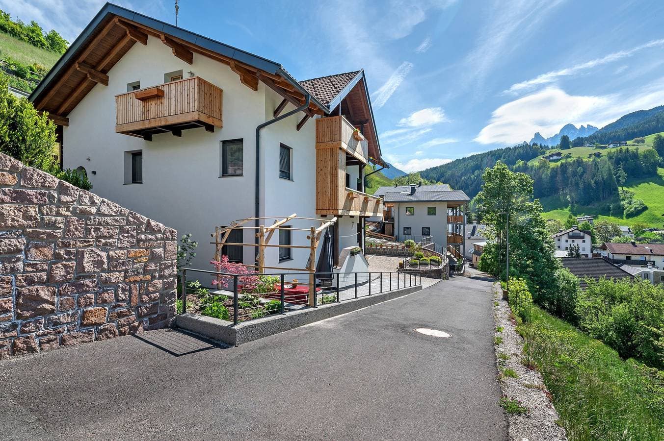 Foto 6 von 34: Ferienwohnung 'Villa Anna Apartment Raschötz' mit Bergblick, Gemeinschaftsgarten und WLAN