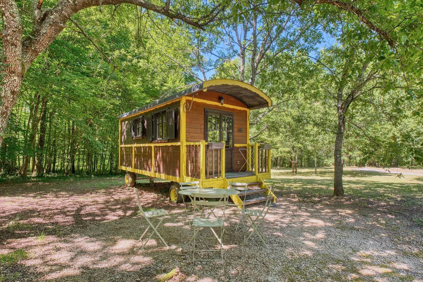 Foto 12 von 26: La Roulotte Jaune – Außergewöhnliche Unterkunft mit gemeinsamem beheiztem Hallenbad