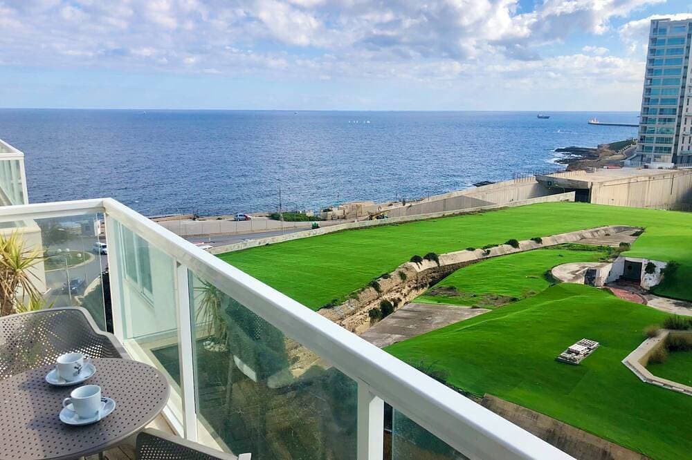 Stylish Seaview Apartment In a Prime Location 1