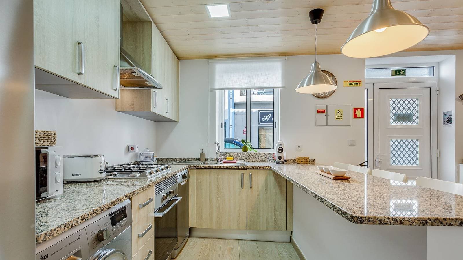 Foto 8 von 21: Glamorous Duplex w/ Patio & BBQ by LovelyStay